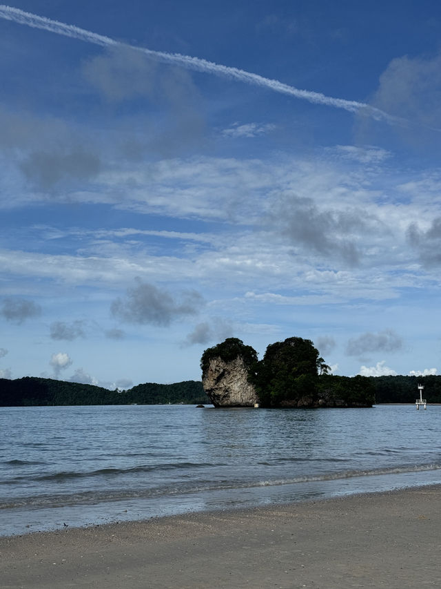 เดินเล่น ริมหาดนพรัตน์ธารา 🏖️ กระบี่
