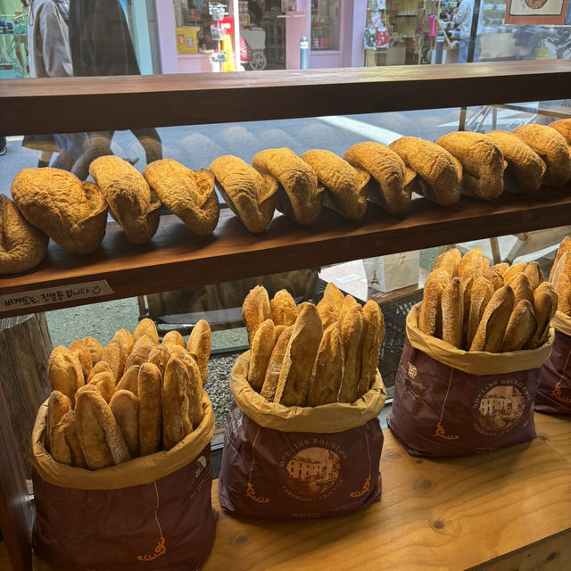 【韓国】ソンスの森のカフェ通り入り口にあるパン屋さん🥐