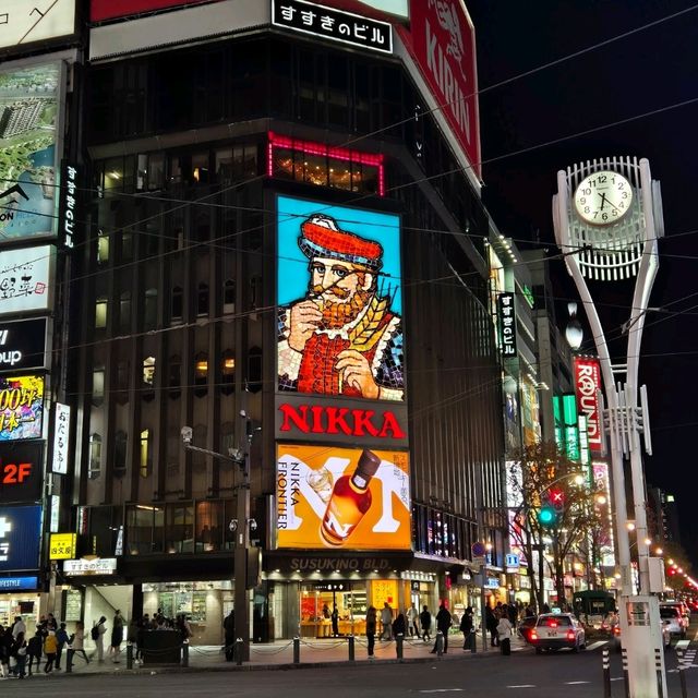 화려한 스스키노 밤거리