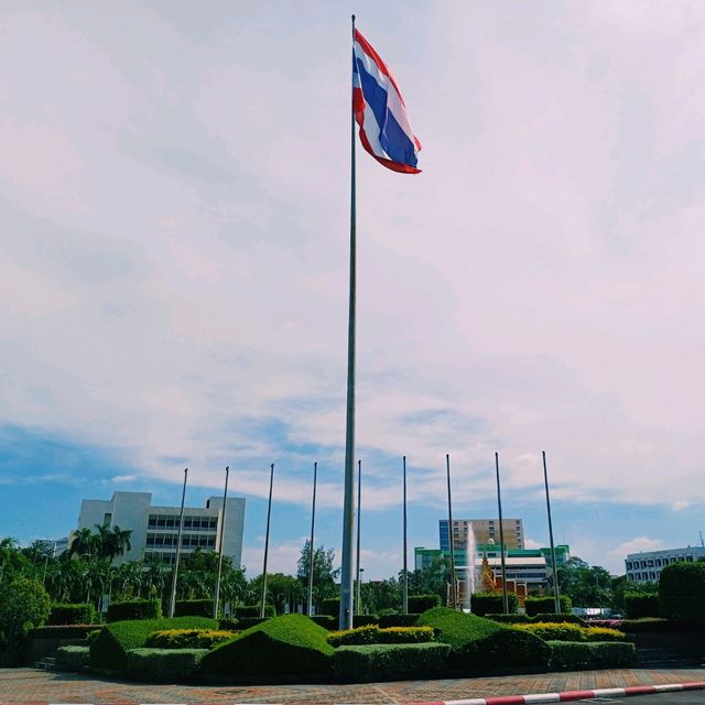 泰國曼谷大學校園景點:Ramkhamhaeng University，特色湖心廟宇建築，適合拍照📸打卡親子遊