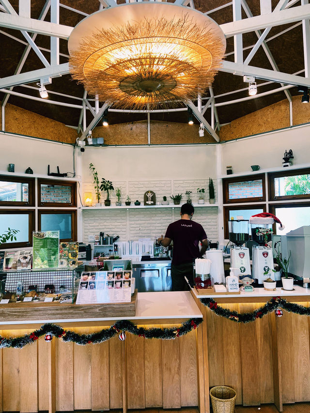  คาเฟ่ทุ่งดอกไม้ : Lapuné Cafe and Scene