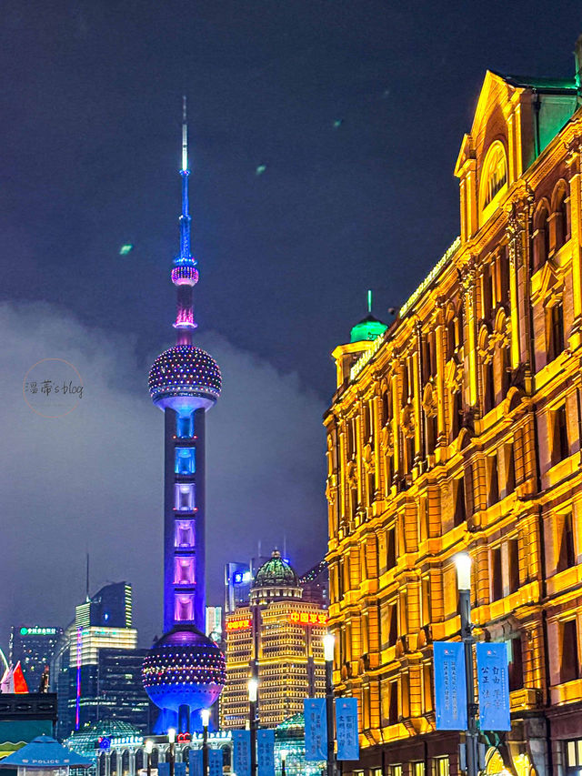 從外灘眺望東方明珠塔，順遊南京步行街體驗迷人的城市夜景