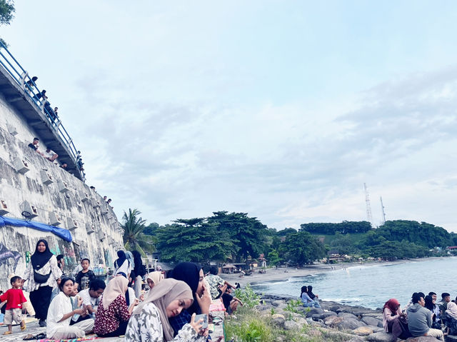 龍目島當地著名景點推薦：Senggigi Beach，適合拍照打卡親子遊。