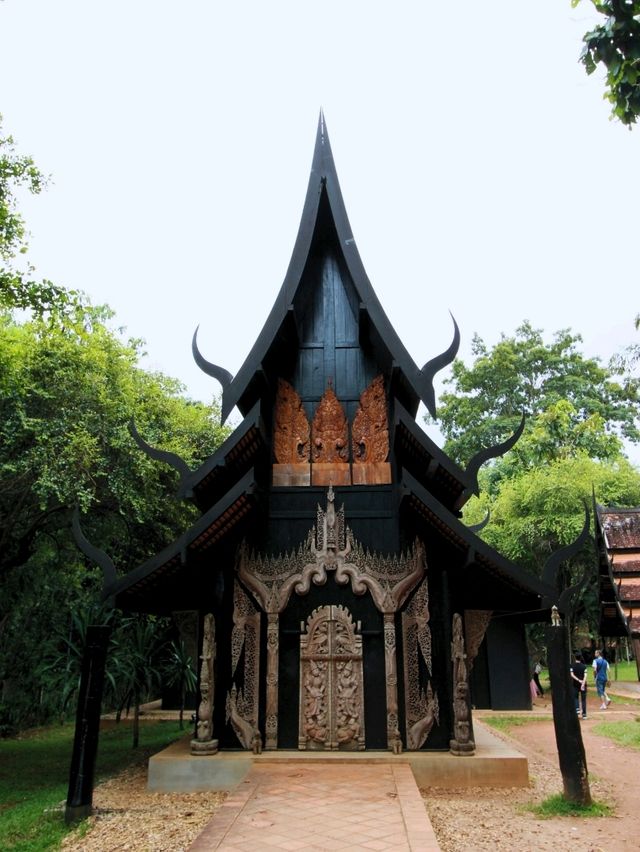 พิพิธภัณฑ์บ้านดำ อ.ถวัลย์ ดัชนี