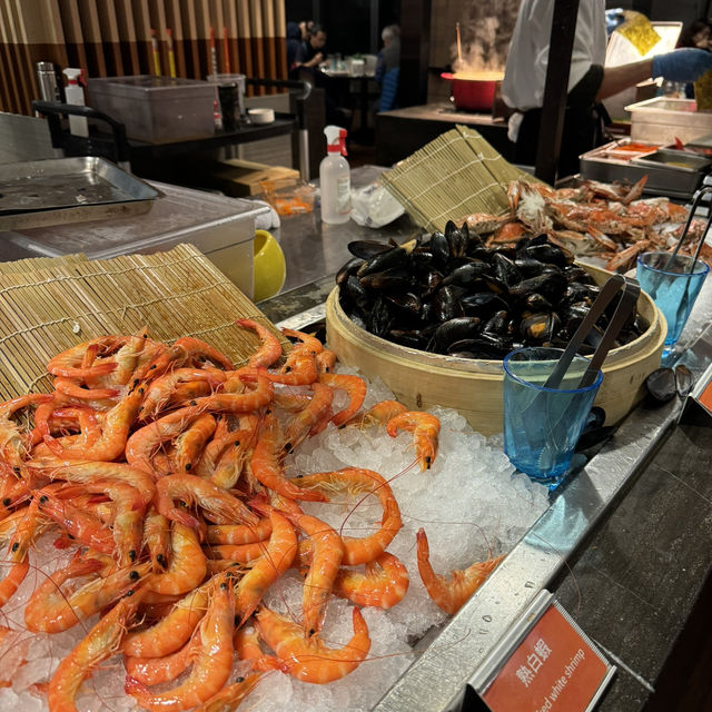 台北凱達大飯店的百宴自助晚餐！滿滿餐點種類，精緻裝潢很有氣氛！