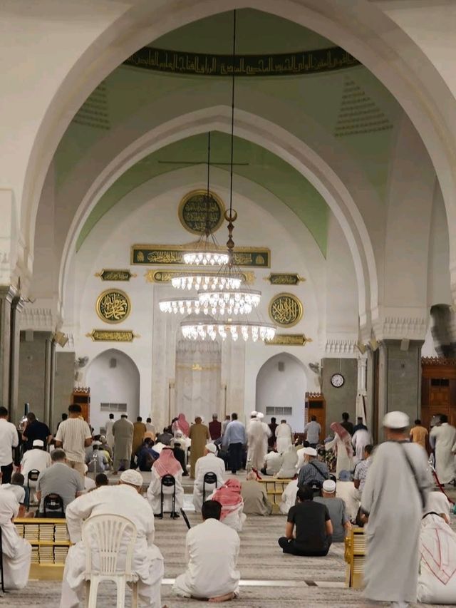 Quba Mosque: A Peaceful Gem in Medina 🕌🌤️🌙💫🕊️