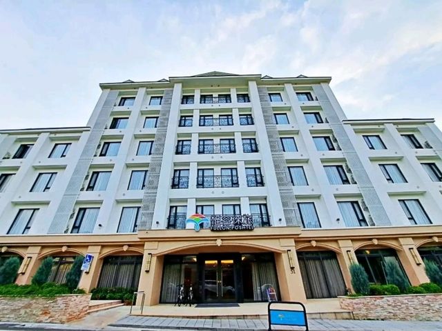 福容徠旅水里館以嶄新姿態在南投水里開幕，宛如一座白色宮殿屹立於水里鄉鎮之間。