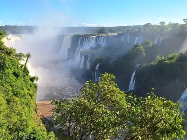 น้ำตกอีกวาซู – มหัศจรรย์แห่งธรรมชาติที่ดังกึกก้อง