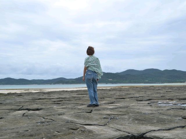 久米島の神秘！自然が創り出した「畳石」🐢✨