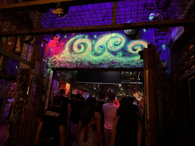 【Szimpla Kert｜シンプラ・ケルト｜ブダペストの“廃墟バー”元祖】