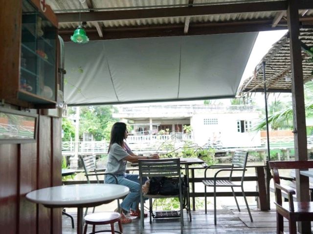 คาเฟ่ไม้ริมน้ำสุดคลาสสิคแค่พระประแดง