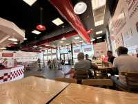 【Five Guys｜アメリカ発！選べるトッピングで自分だけの最強バーガー🍔】