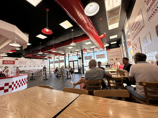 【Five Guys｜アメリカ発！選べるトッピングで自分だけの最強バーガー🍔】