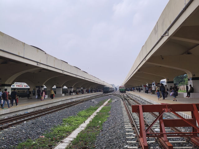 孟加拉｜5分鐘內成為全場焦點 意外在火車站收穫滿滿陌生人的笑容與問候 超真誠的火車站初體驗讓我徹底改觀孟加拉