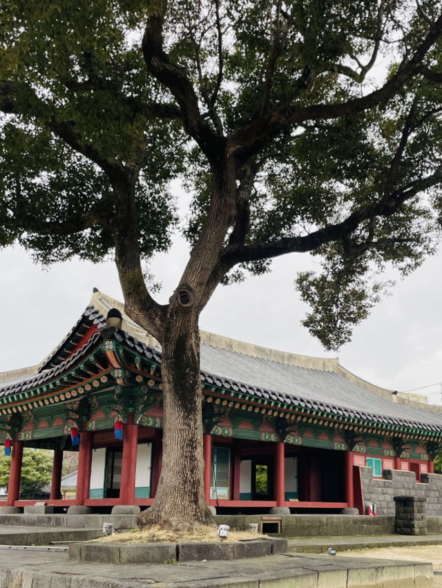 A Serene Oasis of Traditional Korean Architecture