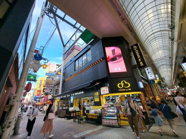 大阪逛街人氣道頓堀！霓虹燈下的購物與美食天堂！