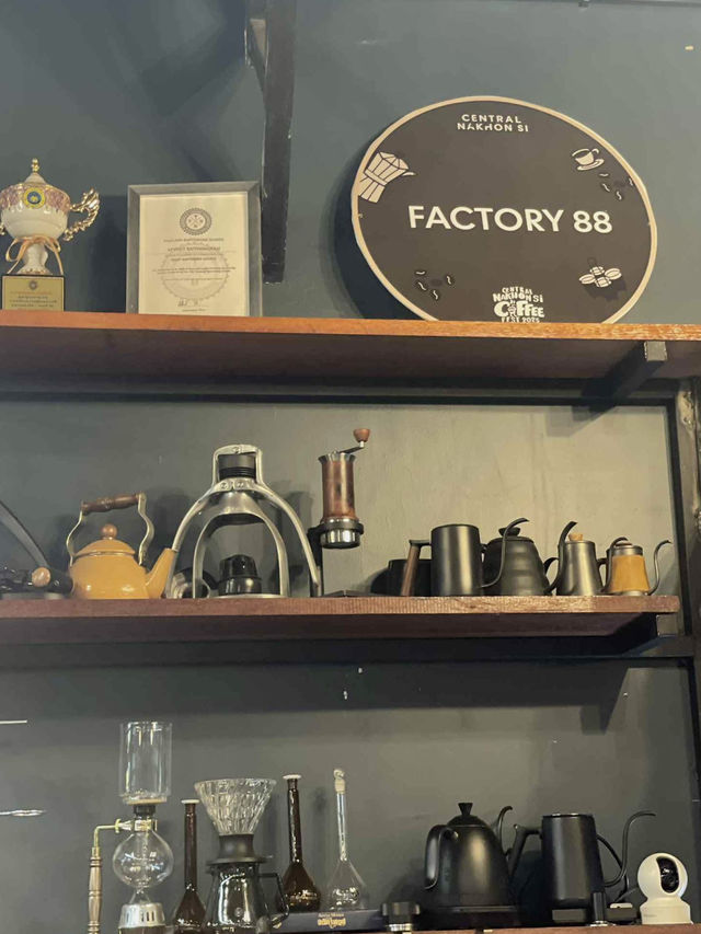 คาเฟ่ลับที่ชื่อ Factory 88 มา บอกเลยว่าเจ๋งมาก!