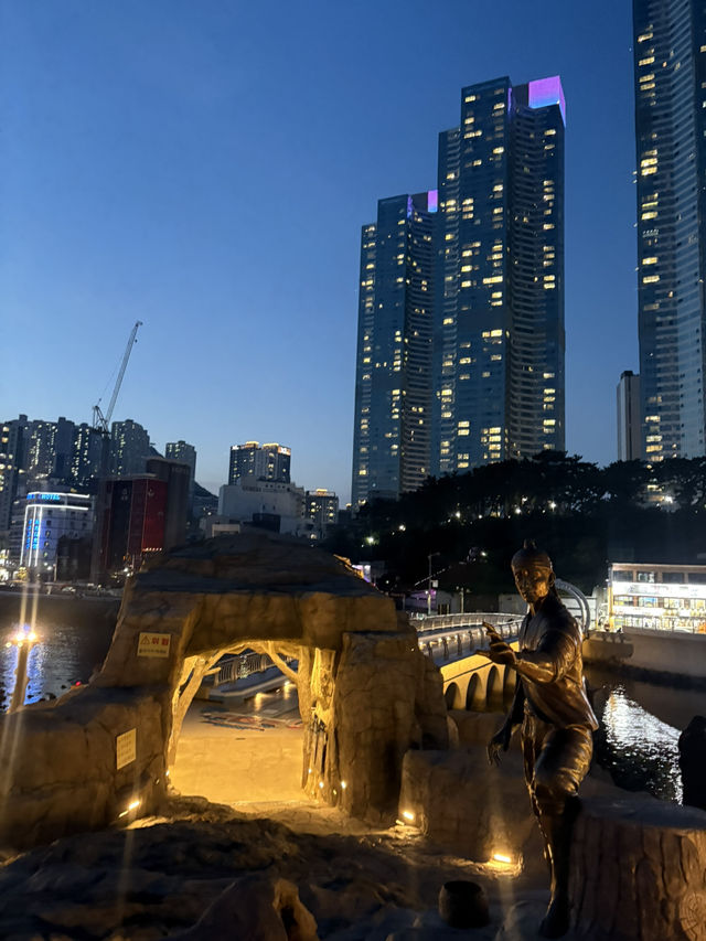 부산 해수욕장 옆의 화려한 산책로 🌊