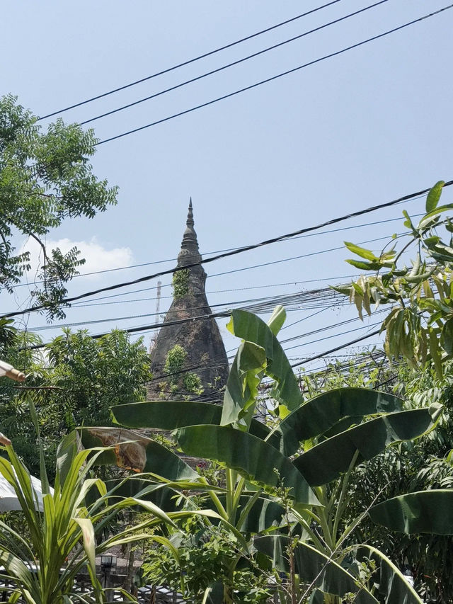 พระธาตุดำ เจดีย์โบราณกลางเมืองเวียงจันทน์