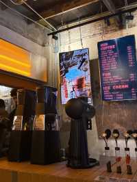 Local Boys Coffee: กาแฟดี บรรยากาศโคตรเท่