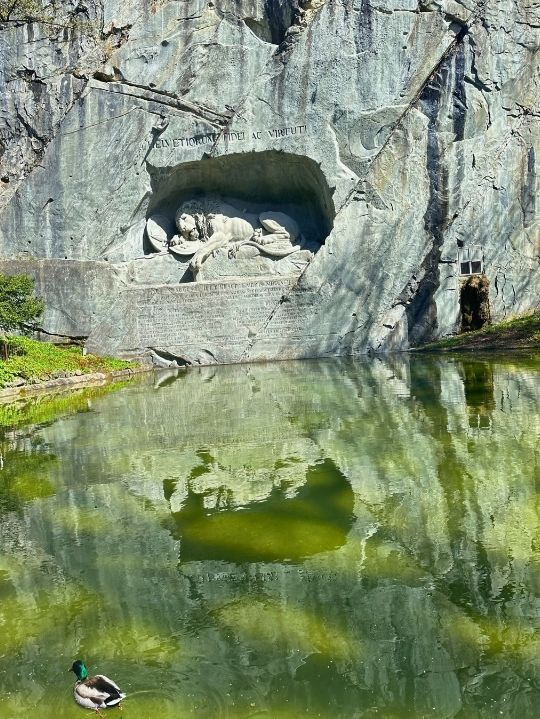 💞 อนุสาวรีย์สิงโตสะอื้น (Lion Monument)