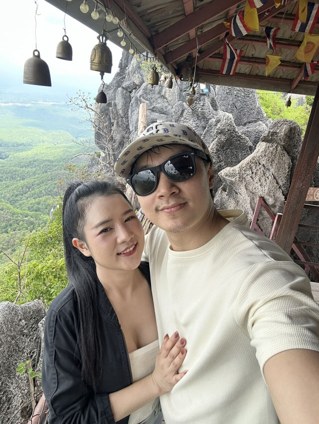 เจดีย์ขาวบนยอดเขา เส้นทางแห่งศรัทธาเหนือสายหมอก เจดีย์ขาวบนยอดเขา เส้นทางแห่งศรัทธาเหนือสายหมอก