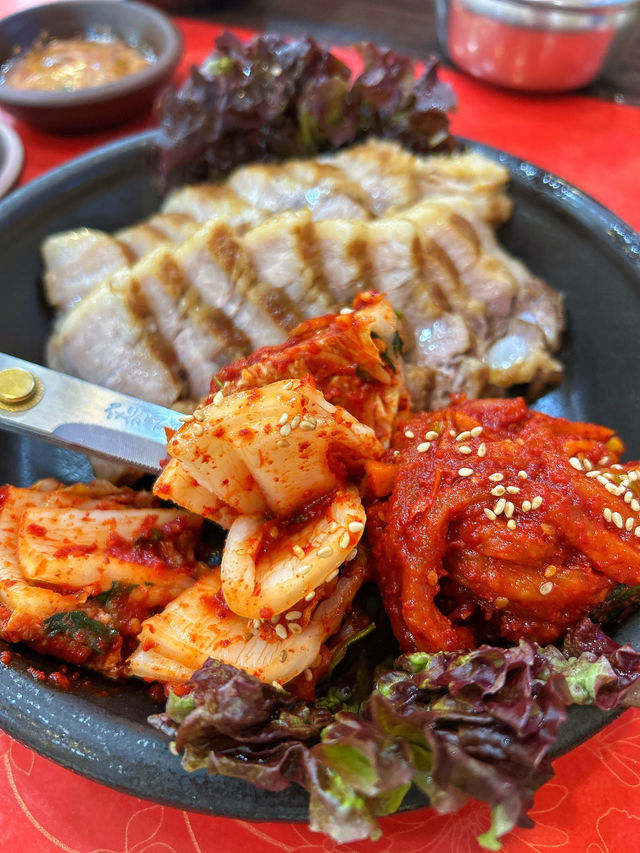 🇰🇷韓國✈️ 高CP值午間特餐菜包肉항아리보쌈