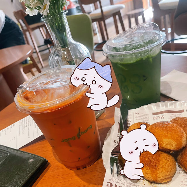 คาเฟ่บ้านไม้ 2 ชั้น ที่ให้นึกถึงสมัยยังเด็ก