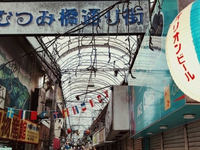 在沖繩市中心的掌紋中漫步，感受各個巷道的生機和脈動