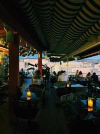 빛으로 물든 아테네의 밤, 분수 광장에서의 순간 