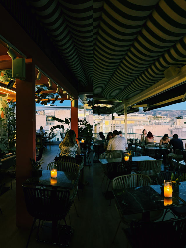 빛으로 물든 아테네의 밤, 분수 광장에서의 순간 