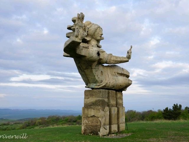 【ジョージア】丘の上に立つふしぎなモニュメント「Angel of Peace」