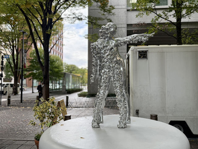 Artful Strolls Through Marunouchi’s Open-Air Gallery 🎨
