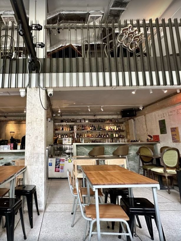 Perfect Strangers คาเฟ่กึ่งบาร์สุดเท่ Perfect Strangers คาเฟ่กึ่งบาร์สุดเท่