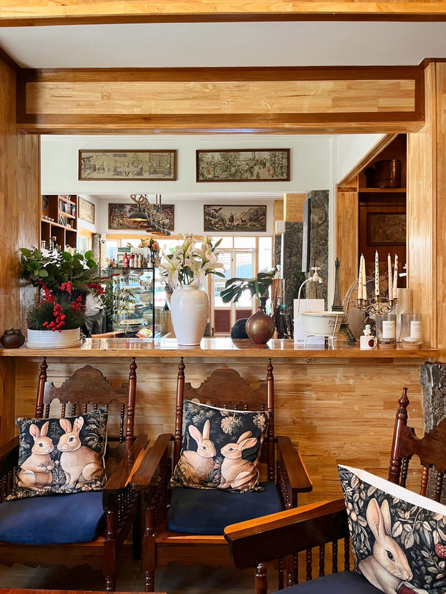 คาเฟ่ Pet friendly หัวหิน ขนมเครื่องดื่มอร่อย 📚🕰️