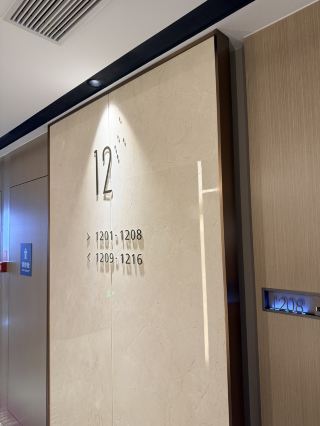 ครั้งนี้ไปซิงหนิง ตัวเลือกแรกคือโรงแรมริทซ์-คาร์ลตัน (สาขาสถานีรถไฟฟ้าความเร็วสูงซิงหนิง) ฉันประหลาดใจมาก! จุดเด่นที่สุดของโรงแรมคือการเดินทางที่สะดวกสบายมาก ตั้งอยู่ในเมืองใหม่หนิงเจียง เฟส 9 เหมาะสำหรับทั้งธุรกิจและการท่องเที่ยว เข้าถึงทางด่วนได้ง่าย ไปถึงใจกลางเมืองได้ภายในไม่กี่นาที

สิ่งที่ประทับใจที่สุดคือราคาห้องพักไม่แพง แต่สิ่งอำนวยความสะดวกไม่ด้อยไปกว่าแบรนด์ใหญ่ๆ เลย: ห้องน้ำอัจฉริยะ ปลั๊กไฟหลายหัว ระบบเล่นเพลงอัตโนมัติในห้องน้ำ หน้าต่างบานใหญ่ที่มองเห็นวิวเมือง และที่นอนใหม่นุ่มสบายมาก ที่สำคัญที่สุดคือมีอาหารเย็นฟรีในตอนกลางคืน! ถ้าคุณเคยพักโรงแรม คุณจะรู้ว่าแขกหลายคนต้องการอาหารเย็นสักหน่อย ที่นี่ไม่ต้องกังวล โรงแรมเตรียมไว้ให้แล้ว ไม่ต้องออกไปหาข้างนอก

การจัดการด้านสุขอนามัยนั้นน่าประทับใจมาก ทุกครั้งที่ฉันเข้าห้อง ฉันได้กลิ่นอากาศสดชื่น พื้นห้องน้ำสะอาด เดินได้โดยไม่ลื่น ผ้าเช็ดตัวสะอาดพอใช้ ผ้าปูที่นอนนุ่มสบาย สิ่งที่ประทับใจที่สุดคือห้องซักรีดเปิดตลอด 24 ชั่วโมง เหมาะสำหรับนักเดินทางที่เดินทางระยะสั้น หรือจำเป็นต้องดูแลตัวเองเป็นเวลานาน พนักงานต้อนรับและพนักงานบริการดีเยี่ยม กระตือรือร้น ให้บริการรวดเร็ว และสอบถามความต้องการอย่างกระตือรือร้น พาไปชมสถานที่ถ่ายรูปสวยๆ หรือแนะนำร้านอาหารใหม่ๆ สำหรับเด็กหรือผู้ที่มีความต้องการพิเศษ โรงแรมยินดีให้ความช่วยเหลือ ทำให้รู้สึกสะดวกสบายในการเข้าพัก

โรงแรมอยู่ห่างจากสถานที่ท่องเที่ยวสำคัญของเมืองซิงหนิง เช่น พิพิธภัณฑ์ซิงหนิง และสวนหนิงเจียง เพียง 10 นาที แขกบางท่านรายงานว่าห้องเก็บเสียงได้ไม่ดีนัก แต่ฉันไม่ได้รับผลกระทบในคืนที่พัก เสียงจากห้องข้างๆ ไม่ได้ยิน แนะนำให้เลือกห้องชั้นสูงหรือห้องแบบมีลานภายใน

คำแนะนำ: ติดต่อโรงแรมก่อนจองเพื่อขอรับบริการอาหารเย็น/อาหารเช้าฟรี ซึ่งจะถูกกว่าการรับประทานที่โรงแรมโดยตรง หากต้องการเปลเด็กหรือต้องการเช็คเอาท์ช้ากว่ากำหนด สามารถแจ้งล่วงหน้าได้ และพนักงานจะพยายามช่วยเหลืออย่างเต็มที่ อย่าลืมตรวจสอบฟังก์ชั่นเพลงในห้องน้ำอัจฉริยะเมื่อเช็คอิน การอาบน้ำในตอนเย็นนั้นสะดวกสบายมาก นอกจากนี้ อาหารท้องถิ่นและวัฒนธรรมตลาดกลางคืนของซิงหนิงก็มีเอกลักษณ์เฉพาะตัว คุณอาจลองออกไปทานผัดผักหรือโจ๊กในตอนกลางคืนก็ได้

โดยรวมแล้วความปลอดภัยในเมืองซิงหนิงนั้นดี และสิ่งอำนวยความสะดวกโดยรอบก็ครบครัน ขอแนะนำให้ดูแลทรัพย์สินของคุณเมื่อออกไปข้างนอกในเวลากลางคืน ระมัดระวังการเปลี่ยนแปลงสภาพอากาศเมื่อออกไปเที่ยว และหลีกเลี่ยงฝนตกหนักและสภาพอากาศอื่นๆ ที่อาจส่งผลกระทบต่อการเดินทางของคุณ โรงแรมตั้งอยู่ในย่านเมืองใหม่และมีร้านอาหารให้เลือกมากมาย แต่ขอแนะนำให้นำน้ำดื่มหรือขนมขบเคี้ยวติดตัวไปด้วยเล็กน้อยสำหรับรับประทานในเวลากลางคืน

#โรงแรมซิงหนิง #โรงแรมสถานีรถไฟความเร็วสูง #ท่องเที่ยวในเมือง #ที่พักสำหรับนักธุรกิจ #อาหารเย็นฟรี #คุ้มค่าเงิน #ท่องเที่ยวแบบครอบครัว