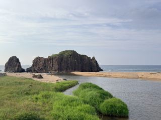 이 거대한 바위가 해안선 전체를 가로막고 있네요🪨🌊