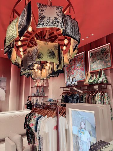 🛍️ バンコクの高級シルク：ジム・トンプソンの象徴的な店舗は行く