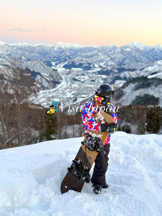 🎿❄️ [Ulasan] Naik Shinkansen ke GALA Yuzawa untuk Liburan Salju dengan Tokyo Wide Pass (Perjalanan Satu Hari!)

Perjalanan keluarga ke salju bersama anak-anak ini "sangat berharga! Melelahkan, ramai, tetapi pengalamannya penuh dengan kenangan!" Jika Anda memiliki waktu terbatas tetapi ingin menikmati salju lembut di dekat Tokyo, ikuti rencana ini.

🚄 Bepergian dengan Tokyo Wide Pass

🔹 Manfaat: Pass ini mencakup perjalanan kereta Shinkansen gratis dari Tokyo/Ueno ke stasiun Echigo-Yuzawa/GALA Yuzawa.

🔹 Trik bangun siang: Jika Anda ketinggalan kereta langsung ke Stasiun GALA Yuzawa,
▪️ Turun di Stasiun Echigo-Yuzawa.

▪️ Kemudian naik Bus Antar-Jemput Gratis GALA dari depan stasiun. (Tersedia bus antar-jemput gratis yang beroperasi sepanjang hari, sangat nyaman.)

🔹 Perjalanan pulang: Naik Shinkansen langsung dari stasiun GALA Yuzawa kembali ke Tokyo.

🧳 Loker & Penyewaan Peralatan

🔸 Biaya bagasi/loker: 2.000 yen (disarankan untuk menyimpan semua barang di satu loker agar pengalaman bermain ski lebih nyaman)

🔸 Penyewaan papan seluncur salju: Sewa 2 set (1 dewasa, 1 anak)

🔸 Catatan penting mengenai waktu: Tempat ini sangat ramai dari menjelang siang hingga tengah hari. Waktu tunggu untuk peralatan sekitar 60 menit. Disarankan untuk menyediakan waktu tambahan untuk ini.

💸 Ringkasan pengeluaran utama untuk hari itu (untuk keluarga)

🔹 Tiket Lift untuk 3 orang
🔹 Sewa papan seluncur salju (2 set) + sarung tangan ski (2 pasang)
🔹 Total biaya aktivitas di lereng: Sekitar 36.000 yen

📸 Aktivitas unggulan di lereng salju

🎿 Untuk pemain ski/snowboard: Lereng yang luas dengan kualitas salju yang sangat baik. Menyenangkan untuk anak-anak dan orang dewasa!

📷 Untuk penggemar fotografi: Naik gondola dan berfoto dengan Lonceng Cinta, tempat check-in yang populer. Pemandangan saljunya menakjubkan! (Bersiaplah untuk antrean panjang untuk berfoto.)

🚠 Kembali ke Tokyo:

🔸 Di malam hari, antrean gondola bisa sangat panjang karena banyak orang kembali pada waktu yang sama.

🔸 Naik Shinkansen kembali sekitar pukul 17.00, tiba di Stasiun Ueno sekitar pukul 20.00.

✨ Nilai yang Sebanding dengan Harganya:

🔹 Keunggulan: Menggunakan Tokyo Wide Pass untuk naik Shinkansen dalam perjalanan satu hari sangatlah berharga. Sempurna untuk keluarga atau mereka yang memiliki waktu terbatas.

🔸 Perhatian: Pesan tiket Anda sedini mungkin untuk menghindari antrean penyewaan peralatan dan untuk memberi waktu bagi antrean gondola di malam hari.

#TokyoWidePass #GALAYuzawa #JapanWinterTrip #SkiResortReview #JapanSelfGuidedTrip #TokyoReview #TripMoments

#TokyoWidePass #GALAYuzawa #JapanWinterTrip #SkiResortReview #JapanSelfGuidedTrip #TokyoReview #TripMoments
