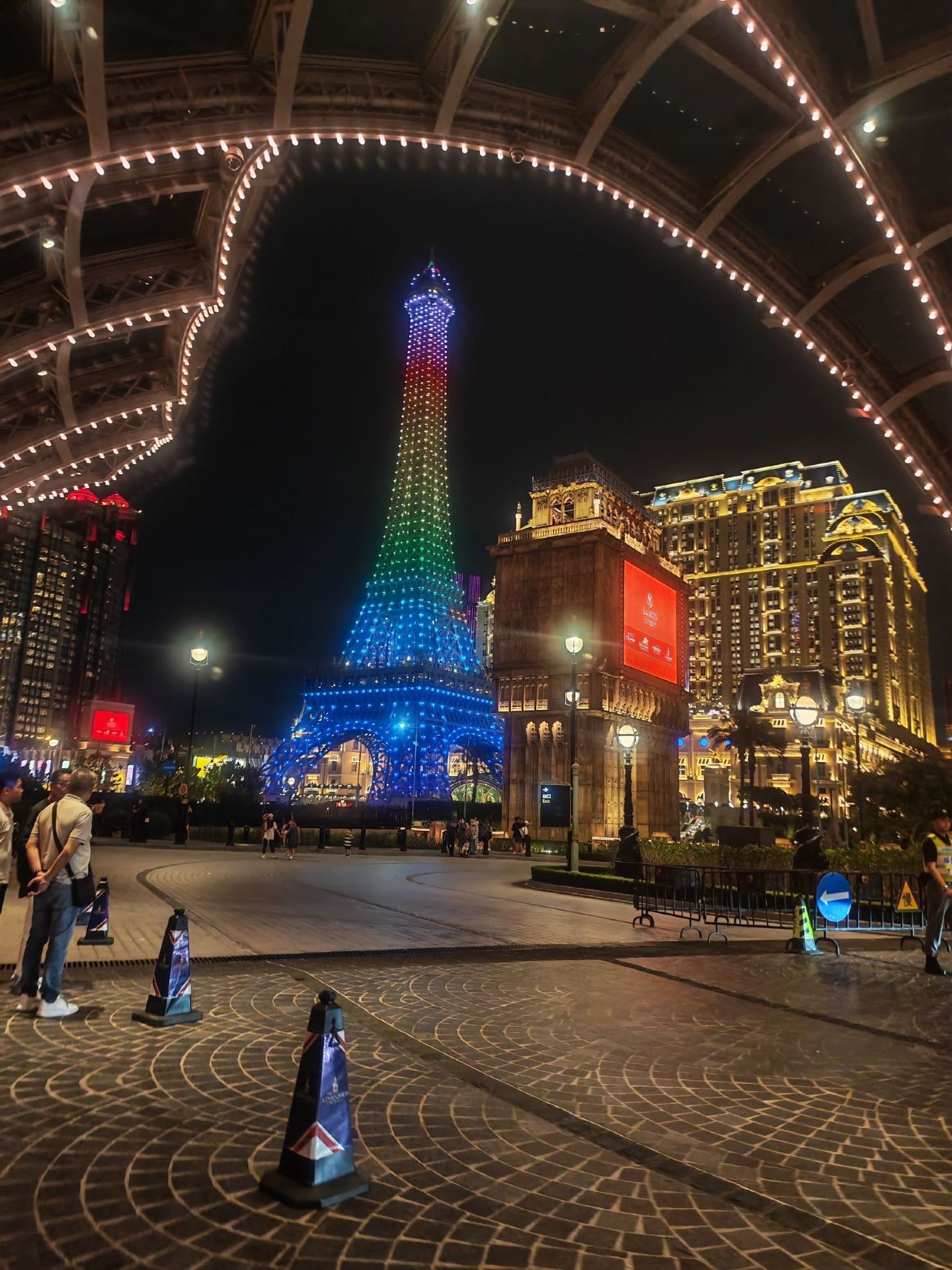 Không cần phải bay đến Paris! Hướng dẫn chụp ảnh tại Parisian Macau | Tháp Eiffel, Vườn, Đài quan sát, một bức ảnh là một tấm bưu thiếp!

Muốn đến Paris nhưng chưa có kế hoạch du lịch? Khách sạn Parisian Macau tái hiện hoàn hảo Tháp Eiffel với tỷ lệ 1:2, mang hương vị lãng mạn Pháp nguyên bản đến châu Á! Những địa điểm chụp ảnh sau đây nhất định phải ghé thăm:

🗼 Tháp Eiffel | Hai vẻ lãng mạn ngày và đêm

· Góc chụp đẹp nhất: Vườn Parisian (đối diện khách sạn): Để có tầm nhìn toàn cảnh Tháp Eiffel, đây là góc nhìn tốt nhất! Bãi cỏ rộng với những chiếc ghế dài, phóng to tiêu cự để tránh người qua lại, dễ dàng tạo nên vẻ thư thái kiểu Pháp. Nên chụp vào khoảng 4-6 giờ chiều vì ánh sáng và bóng đổ đẹp nhất; không khí lãng mạn sẽ được nâng lên ngay khi đèn bật sáng vào ban đêm!

· Đài quan sát miễn phí trên tầng 7: Muốn chụp cận cảnh chi tiết tháp? Có một đài quan sát miễn phí trên tầng 7, mở cửa từ 12:00-23:00, lãng mạn hơn nhiều khi màn đêm buông xuống sau khi đèn được thắp sáng so với ban ngày.

· Đài quan sát tầng 37: Đi thang máy ngắm cảnh chỉ trong 40 giây lên tầng cao nhất, nhìn ra toàn cảnh Đại lộ Ánh sáng Vàng Cotai, với tầm nhìn siêu thoáng. Cần mua vé đối với khách không lưu trú (khoảng 75 MOP).

🏛️ Sảnh khách sạn | Quầy lễ tân kiểu Pháp
Khi bước vào sảnh, đèn chùm pha lê khổng lồ, mái vòm chạm khắc và Đài phun nước Poseidon bằng đồng lộng lẫy không kém gì Nhà hát Opera Paris! Chụp ảnh chiếc đèn lồng pha lê từ cột chạm khắc, và dễ dàng chụp những bức ảnh đẹp theo phong cách cung đình cổ điển.

🌳 Vườn kiểu Paris | Khu vực dã ngoại trên bãi cỏ
Ngoài việc chụp ảnh Tháp Eiffel, khu vườn kiểu Pháp đối diện khách sạn cho phép bạn ngồi trên ghế đá, đi dạo trong mê cung vườn hoặc đứng cạnh Đài phun nước Poseidon để thưởng thức những bộ phim bom tấn Pháp đầy chất điện ảnh.

💡 Mẹo hữu ích

· Lên tầng 7 miễn phí: Lưu trú tại các khách sạn thuộc sở hữu của Sands Group (như Venetian, Londoner) và được lên tầng 7 ngắm cảnh miễn phí bằng thẻ phòng.

· Cầu Khóa Tình Yêu: Có một cây cầu Khóa Tình Yêu mô phỏng Cầu Nghệ thuật Paris dưới chân Tháp Eiffel.

· Gợi ý trang phục: Nên mặc áo khoác gió nhẹ hoặc kiểu retro, sẽ phù hợp hơn với khung cảnh Pháp.

Cho dù đó là buổi hẹn hò của cặp đôi, buổi chụp ảnh cùng bạn gái hay chuyến đi gia đình, Parisian Macau có thể đáp ứng mong muốn "đến châu Âu trong một giây" của bạn! Hãy lưu lại địa điểm này ngay, nhất định phải chụp thật nhiều ảnh trong lần tới đến Macau nhé! 📸✨