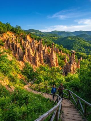 位於塞爾維亞南部的魔鬼城(Devil's Town,Đavolja Varoš),因為中心地帶奇特的岩石地貌而聲名遠播。整個區域有高達202根天然砂岩石柱,每根頂端都有一塊巨石「帽子」,遠望猶如一座荒誕的石頭雕塑森林,又帶點神秘傳說的氛圍,非常震撼。被列為塞爾維亞的自然奇觀,喜歡大自然或地理奇景嘅朋友,一定要親身感受下這個獨一無二的地方。

推薦遊玩路線&打卡位:
入園之後沿主步行徑前行,很快就可以看到兩條溪流及紅銅色泥土,周圍環境都十分寧靜。建議先行至「惡魔之母(Devil’s Gully)」一帶,這裡視野廣闊,可以一次過拍攝到多組石柱。主路線繞一圈約1.5小時,途中經過的「魔鬼茶園」、「冰泉」等小景點都值得逗留,尤其冰泉飲用味道特別。最後再慢慢走上觀景台,是最佳打卡位,無論取景石柱群或者眺望整個谷地都非常出色。沿路亦有不同角度拍攝到岩柱獨特「帽子」形態。

必玩項目:
1. 慢行步道——感受奇石群的壯觀,沿途細看岩石表面的紋理及不同顏色,影出罕見的地質地貌相片。
2. 冰泉打卡——嚐一嚐園內傳說中的冰泉,傳說有特殊能量。
3. 日落賞景——如果天氣好,建議預留傍晚時間於觀景台看日落,魔鬼城在夕陽下有種夢幻感。

景點遊玩貼士:
1. 步道易行,普通運動鞋足夠,但建議着舒適易走的鞋。
2. 入口處有解說牌及地圖,記得先拍照留底,方便沿路認地。
3. 夏天中午較曬,建議早上或下午進場,注意補水。
4. 魔鬼城人流不多,平日拍照感覺尤其寧靜寫意。
5. 場內設有簡單飲品小賣部、洗手間,設備較基本。

注意事項:
· 石柱地帶有繩索圍欄,切勿跨越或攀爬,保障安全。
· 魔鬼城屬保護地區,請勿隨意採集石頭或植物。
· 園區全程無遮蔭,夏天記得帶帽和防曬。
· 魔鬼城位於離市區較遠的小鎮,建議自駕前往或提早包車,回程交通要預留時間。

總結:魔鬼城不單止地理奇觀,現場感受到大自然經年累月的鬼斧神工,加上神秘的民間傳說,以及沿途壯觀的景致,非常值得專程到此一遊。

話題推介:
#塞爾維亞魔鬼城  #世界自然奇觀  #岩石打卡  #地質迷必到  #巴爾幹旅遊 