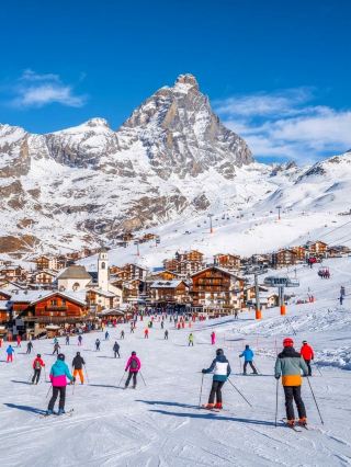 布勒伊-切爾維尼亞位於義大利北部的Aosta Valley,被譽為歐洲海拔最高的滑雪勝地之一。呢度風景壯麗,遠眺阿爾卑斯山連綿雪峰,無論你係滑雪新手定高手都一定會愛上。滑雪場範圍超廣,雪質幼細,配套設施齊全,難怪一直都係歐洲人冬季滑雪渡假的首選之一。

推薦遊玩路線:
一朝早7點就可以入場,建議一開始由纜車站出發,踏上壯觀雪場,沿住標誌清晰嘅滑雪徑選擇適合自己能力嘅路線。初學者可以先試下藍線或老師指導班,進階者可以挑戰下長距離紅線。經驗豐富嘅高手,千萬不要錯過連接瑞士策馬特(Zermatt)的高山跨國滑雪之旅!

必玩項目:
· 滑雪:超過150公里雪道,包括初級至高級都有,滿足不同程度玩家
· 坐纜車欣賞壯觀高山景色
· 嘆熱朱古力或香濃咖啡於山頂餐廳
· 夜滑體驗(部份期間提供)

打卡位推介:
· 纜車頂站嘅山景拍攝點,將馬特洪峰(Matterhorn)盡收眼底
· 山腳小鎮歐式建築,雪地背景又浪漫又有異國feel
· 選晴天時於雪道邊大型標誌打卡影相

實用貼士:
1. 提早購票及預訂裝備,旺季人多,排隊久
2. 冬季日出時間較遲,建議盡早入場,滑足一朝早最舒服
3. 穿著足夠防寒衣物,天氣變化大,山上特別易凍
4. 如果係初學者,建議參加滑雪學校,減少受傷風險
5. 滑雪道同纜車有唔同開放時間,記得留意現場公告

注意事項:
· 開放時間為全年07:00 - 13:00,午後雪地會開始融雪或變硬,早上雪質最佳
· 山區天氣不穩定,遇惡劣天氣部分設施隨時暫停
· 切勿離開標誌雪道範圍,保障安全

無論你係鍾意挑戰刺激滑雪、定只想靜靜欣賞阿爾卑斯山雪景,布勒伊-切爾維尼亞都係完美冬季度假選擇!

今日話題:你最想同邊個去歐洲滑雪?#布勒伊切爾維尼亞  #滑雪人生  #阿爾卑斯雪場  #義大利旅行  #冬日夢想 