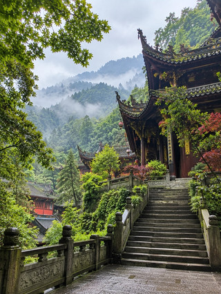 Gunung Qingcheng, Kota Chengdu, Tiongkok: Destinasi wisata alam dan budaya.