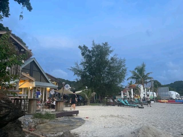 “Cenang Hill Beachfront: Cozy Beachside Glamping with Laid‑Back Charm”