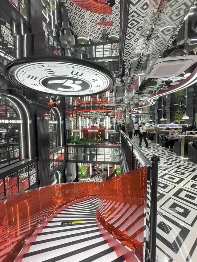 Dinner + one of Shanghai’s most iconic views = perfection. 🌆🍷