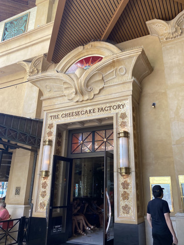 The cheesecake factory🧀】ハワイ大人気レストラン🍽️ | Trip.com