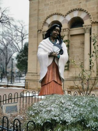 ニューメキシコ州で過ごす年末年始、雪景色に包まれたサンタフェ（Santa Fe）。