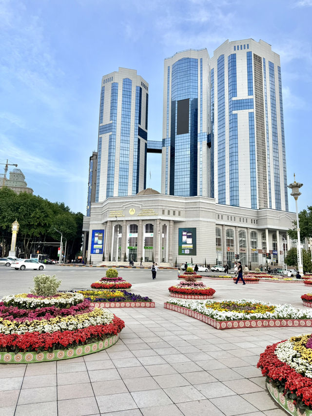 Spring in Dushanbe – Monument of Ismoili Somoni in Full Bloom
