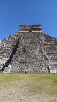 🌅 Early morning at Chichén Itzá – A Wonder of the World in Silence 🏛️✨