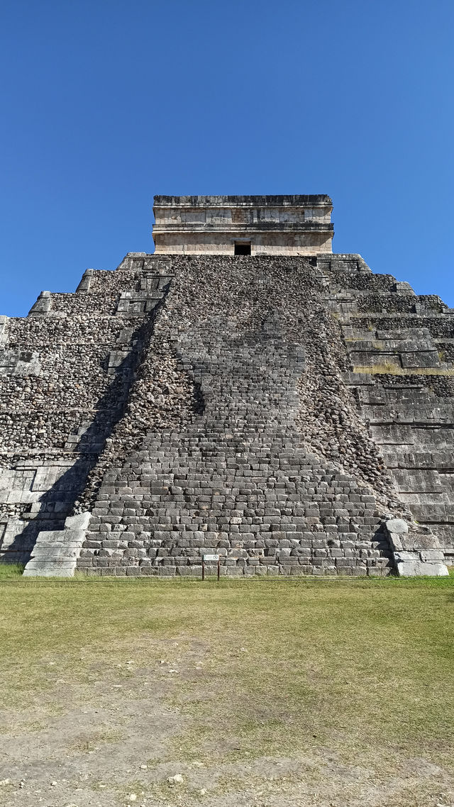🌅 Early morning at Chichén Itzá – A Wonder of the World in Silence 🏛️✨